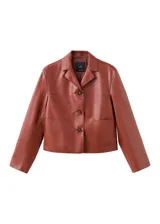 Chaqueta Sabi de corte corto y estructurado, confeccionada en poliuretano con acabado efecto cuero en color marrón rojizo. Presenta solapas clásicas, cierre frontal de botones y bolsillos de parche.