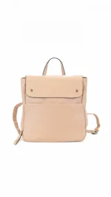 Mochila de diseño clásico en color beige, confeccionada en símil cuero. Cuenta con una tapa frontal con broches, un bolsillo externo con cierre, apertura superior con cierre, asa de mano y correas regulables.