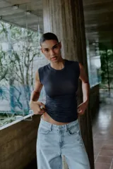 Jeans de tiro alto con cinco bolsillos y diseño de costuras verticales en el frente. Cierre frontal con cremallera y botón.
