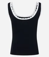 Musculosa negra de viscosa con escote redondo y detalle de ondas en contraste en el borde del cuello.