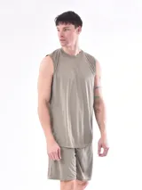 Musculosa deportiva color verde militar con cuello redondo y corte clásico.