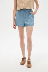 Short celeste de tiro medio, con bolsillos laterales y corte ancho.