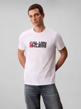 Remera Calvin Klein de color blanco, de corte regular y manga corta, con cuello redondo. Cuenta con un estampado gráfico artístico de la marca en el pecho en tonos negros y detalles en rojo.