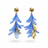 Aros colgantes largos con cabezal semiesférico dorado y cascada de pétalos de resina azul y piezas doradas colgantes.