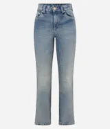 Pantalón de jeans celeste de corte recto cropped, con lavado dirty, cintura con trabillas, bolsillos y cierre delantero con botón y cremallera.