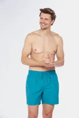 Short de baño liso color verde esmeralda, con cintura elástica y cordón ajustable.