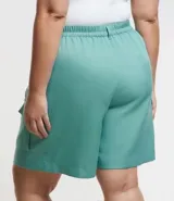 Bermuda de sastrería color verde agua, con cintura elástica en la espalda y bolsillos cargo laterales.