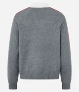 Suéter de punto color gris con cuello polo blanco y escote en V. Presenta lettering en el pecho con la frase 'ST. LOUIS UNITY' y mangas largas con franjas laterales en blanco y rojo. Cuenta con puños y ruedo acanalados.