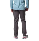 Pantalón chino Columbia modelo Roc Chino Pant, color gris, de corte recto con trabillas para cinturón, bolsillos inclinados y bolsillo lateral con cierre de cremallera.