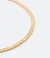 Collar dorado con cadena serpiente.