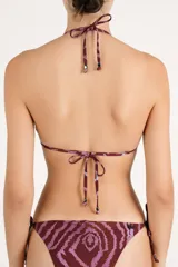 Top de bikini triangular color bordó y rosa con estampado animal print, tirantes ajustables y detalle de tachas metálicas.