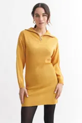 Vestido corto negro de tejido de punto acanalado, con mangas largas y medio cierre frontal.