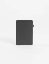 Tarjetero compacto de aluminio y plástico con tecnología de protección RFID y sistema de apertura automática.