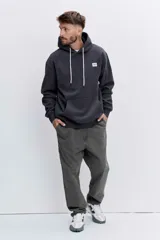 Buzo con capucha tipo canguro confeccionado en tela de corderoy, con bolsillo frontal tipo kanga, cordones de ajuste en color blanco y etiqueta pequeña con logo en el pecho.