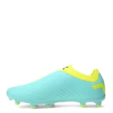 Championes de fútbol Umbro modelo Victory HG, de diseño sin cordones con empeine elástico rojo y cuerpo negro con detalles geométricos en rojo. Suela con tapones para superficies firmes.