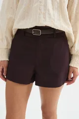 Short de viscosa de tiro alto y diseño holgado.