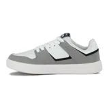 Zapatilla urbana Mormaii modelo Joaca, color gris claro y blanco, de caña baja y estilo skate. Presenta cordones blancos y un logo lateral con un diseño abstracto en negro.