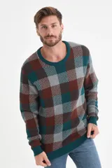 Sweater de punto con diseño a cuadros en tonos gris, verde petróleo y marrón, con cuello redondo y mangas largas.