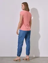 Remera color verde claro en tejido rib, con escote en V, manga corta y terminación anudada en el ruedo.