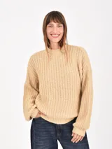 Buzo de tejido de punto grueso en color verde, con cuello redondo, mangas largas y corte holgado.