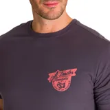 Remera gris de manga corta con cuello redondo y estampado en el pecho con el logo de Heritage Tractor Co en color coral.