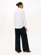 Camisa blanca de popelina de algodón con corte clásico, cuello inglés, mangas largas con puños abotonados y logo bordado en el pecho.