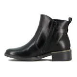Bota de caña baja Ramarim color negro, confeccionada en cuero sintético con textura en el talón. Presenta una hebilla decorativa lateral en tono dorado, taco bajo cuadrado y detalle de línea metálica dorada en la base del talón.