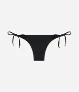Bombacha de bikini negra con lazos laterales ajustables y detalles de pespuntes contrastantes. Cuenta con herrajes metálicos dorados en los extremos de los lazos.
