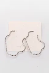 Aros dorados con forma irregular.