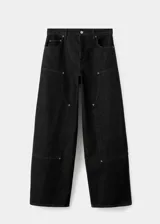 Jean de corte barrel y diseño balloon, con tiro medio y cinco bolsillos. Presenta parches decorativos y cierre de botones.