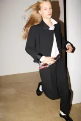 Blazer corta negra ZARA Woman Collection, con cuello subido combinado, manga larga, bolsillo ojal en el pecho y cierre frontal cruzado con botón.