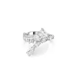 Anillo bañado en rodio adornado con Swarovski Zirconias transparentes en talla de pera y talla cuadrada con una gradación de tamaños que crea una silueta inesperada.