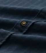 Camisa de manga larga color verde militar, confeccionada en algodón con textura maquinetada, cuello inglés y abotonado delantero. Corte comfort.