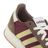 Championes Adidas Run 70S 2.0 de estilo retro, en color bordó con detalles en marrón claro, tres tiras laterales en tono beige y cordones blancos. Cuenta con mediasuela Cloudfoam blanca y suela de goma.