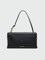 Cartera de hombro Marc Jacobs, modelo The Large Dual, en color negro. Presenta una estructura rígida con solapa frontal, cierre de giro metálico dorado y asa superior fija.