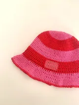 Gorro tipo bucket tejido a crochet a mano, con hilo 100% algodón, con diseño a rayas horizontales en color marrón y beige.