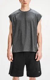 Sudadera sin mangas color gris ceniza, con cuello redondo y corte holgado.