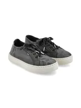 Zapatillas de lona gris con suela blanca de goma y cordones al tono, modelo Bronte de RKF confeccionado en algodón orgánico.