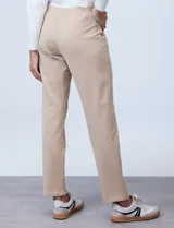 Pantalón jogger color beige de algodón con pretina elastizada.