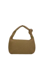 Cartera tipo hobo de Hush Puppies en color verde oliva, con diseño trenzado y detalle de nudo en la correa de hombro. Cuenta con cierre superior y placa metálica con el logo de la marca en la parte frontal.