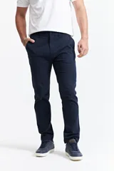 Pantalón chino de hombre color azul marino, confeccionado en gabardina con fit regular. Cuenta con bolsillos, cremallera y logo bordado.