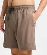Short de baño marrón con cintura elástica con cordón de ajuste y bolsillos laterales.