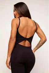 Jumpsuit deportivo de una pieza, color verde militar, con breteles finos y diseño ajustado al cuerpo. Presenta un corte estratégico que realza la figura y espalda escotada.