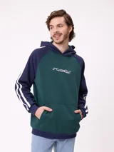 Canguro con capucha de diseño color block, con cuerpo en verde oscuro y mangas en azul marino. Presenta logo de la marca estampado en el pecho, bolsillo tipo canguro frontal y bandas laterales blancas en las mangas.