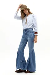 Pantalón de jean azul estilo oxford, de tiro alto, con corte ajustado en la parte superior y un amplio vuelo en el ruedo.