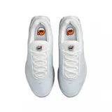 Championes Nike Air Max Dn de diseño moderno en color blanco. Presentan una parte superior de malla técnica transpirable y una unidad de amortiguación Air Max visible en el talón con cuatro cámaras de aire circulares. Incluyen detalles en gris claro y un pequeño logo de la marca en el lateral.