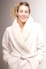 Bata larga color crema confeccionada en pana, forrada en corderito y con puntilla de algodón en solapa y puños. Tiene bolsillos laterales y lazo de pana para ajustar en la cintura.