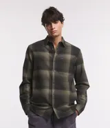 Camisa de franela a cuadros en tonos de azul marino y gris oscuro, con corte regular, manga larga, cuello camisero, cierre frontal de botones y un bolsillo en el pecho.