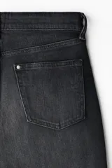 Jean de cinco bolsillos en denim de algodón con ligero stretch, corte ajustado en cintura, muslos y bajo, con piernas rectas y cintura estándar.