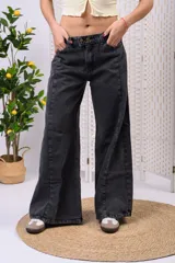 Pantalón wide leg de denim negro desgastado, de tiro medio con doble botón y corte amplio en las piernas con costuras frontales.